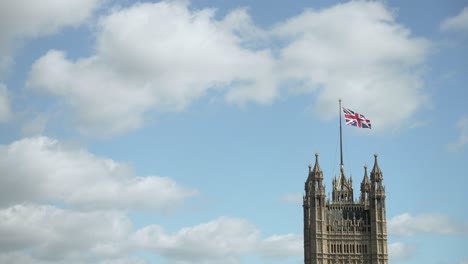 Victoria-Tower-Im-House-Of-Parliament-Mit-Einer-Wehenden-Union-Jack-Flagge-Unter-Einem-Sonnigen-Blauen-Himmel-Mit-Vereinzelten-Wolken