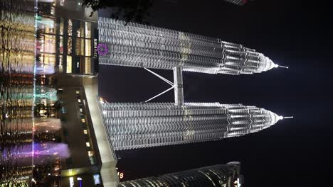 Torres-Gemelas-Petronas-Klcc-Reflejándose-En-El-Agua-Y-Luces-En-Kuala-Lumpur-Malasia-Por-La-Noche