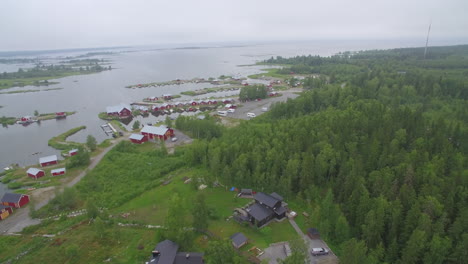 Toma-Aérea-Del-Histórico-Svedjehamn,-Mustasaari