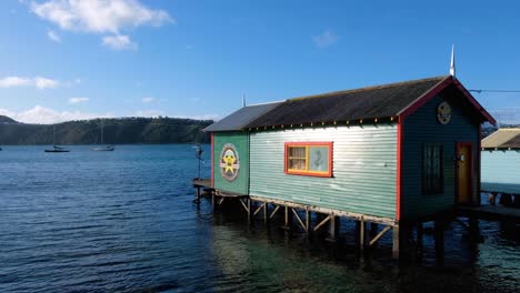 El-Emblemático-Café-Havana-Cruise-Club-Cobertizo-Con-Vista-Al-Agua-De-La-Bahía-De-Evans-En-Wellington,-Nueva-Zelanda-Aotearoa