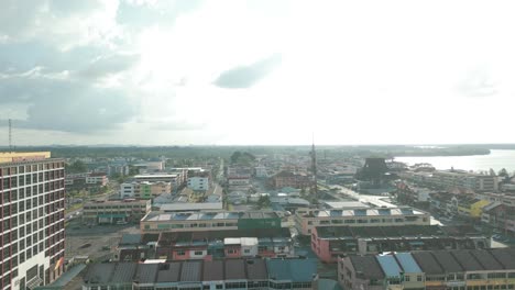 Ariel-Vista-De-La-Ciudad-De-Serike-Sarawak,-Borneo