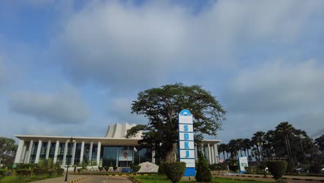 Modernes-Gebäude-Des-Sir-DK-Jawara-International-Conference-Centre,-Schild-Und-Landschaft