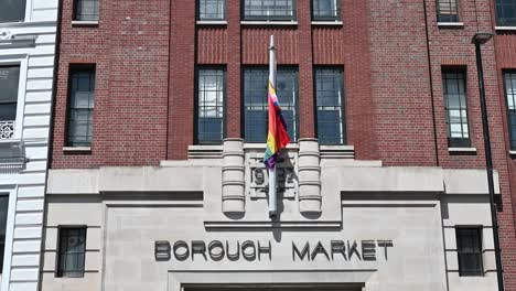 Bandera-Del-Arco-Iris,-Lgbt,-Mercado-Exterior-De-Borough,-Londres,-Reino-Unido