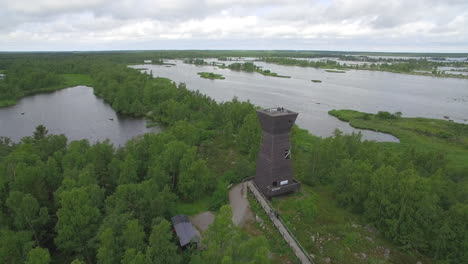 Rotierende-Drohnenaufnahme-Des-Historischen-Saltkaret-Aussichtsturms,-Mustasaari