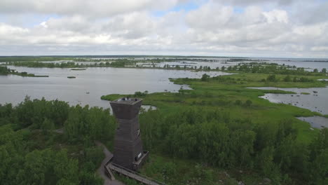 Rotierende-Drohnenaufnahme-Des-Historischen-Saltkaret-Aussichtsturms,-Mustasaari