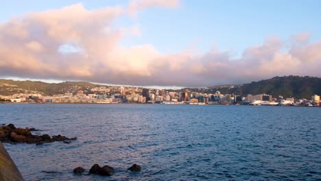 Vista-Panorámica-Del-Paisaje-Urbano-De-Wellington-Con-Oficinas-Y-Rascacielos-Con-Vistas-Al-Agua-Del-Puerto-En-La-Ciudad-Capital-De-Nueva-Zelanda,-Aotearoa.