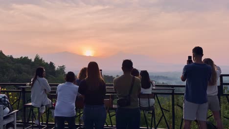 Besucher-Der-Touristenattraktion-Punthuk-Setumbu-Sitzen-Und-Stehen-Und-Genießen-Den-Sonnenaufgang