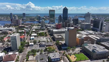 El-Centro-De-Jacksonville-Con-Modernos-Edificios-De-Gran-Altura-Y-Un-Río.