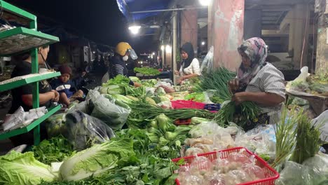 Actividades-De-Compra-Y-Venta-De-Hortalizas-En-Los-Tradicionales-Mercados-Nocturnos.