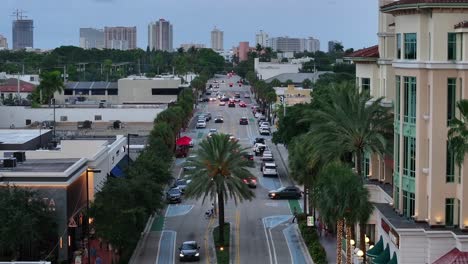 Tráfico-En-La-Carretera-Del-Bulevar-Las-Olas-Con-Palmeras-En-Fort-Lauderdale