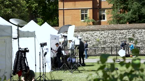 Carpas-De-Transmisión-De-Medios-Instaladas-En-Abingdon-Street-Gardens,-Westminster,-Durante-La-Cobertura-De-Las-Elecciones-Generales-Con-Equipos-De-Televisión-Y-Periodistas.