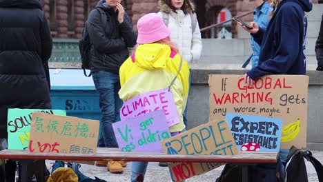 Viernes-Para-Futuros-Manifestantes-Climáticos-En-Huelga-Escolar-En-Estocolmo,-Slomo-Estático