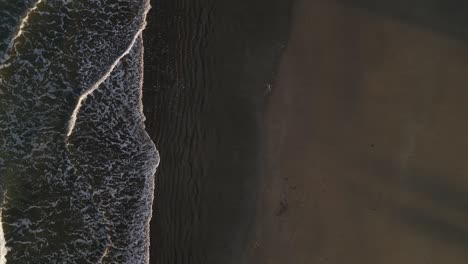 Wellen-Brechen-Friedlich-Am-Strand-In-Den-Morgenstunden-In-Goa