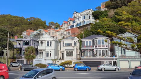 Vista-De-La-Calle-De-Las-Icónicas-Casas-Patrimoniales-De-Las-Siete-Hermanas-Y-Otras-Propiedades-En-El-Desfile-Oriental-En-Wellington,-Nueva-Zelanda-Aotearoa