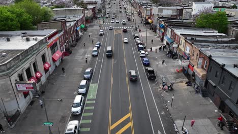 Avenida-Kensington-Con-Coches-Y-Personas-Que-Abusan-De-Sustancias-Ilegales.