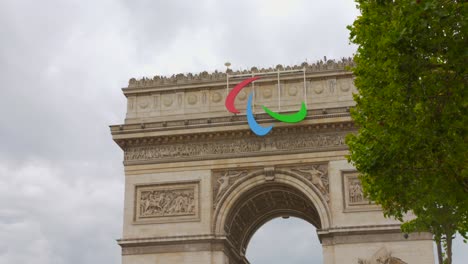 Arc-De-Triomphe-In-Paris-Dekoriert-Für-Die-Paralympischen-Spiele-Vor-Einem-Bewölkten-Himmel