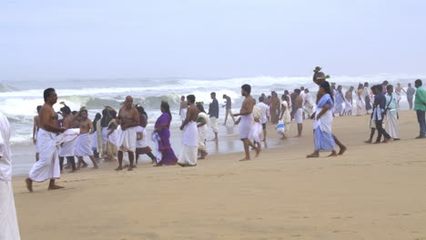 An-Tagen-Ohne-Mond-Führen-Die-Menschen-Am-Papanasam-Beach-In-Varkala,-Kerala,-Indien,-Das-„Bali-Tharpanam“-Durch,-Ein-Religiöses-Ritual-Für-Ihre-Verstorbenen-Vorfahren