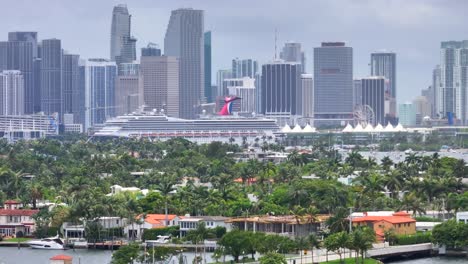 Luxus-venezianische-Insel-Mit-Palmen-Und-Der-Skyline-Der-Innenstadt-Von-Miami-Im-Hintergrund,-USA