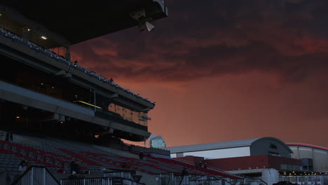 Dunkelrote-Gewitterwolken-Ziehen-Bei-Sonnenuntergang-über-Der-Tribüne-Der-Calgary-Stampede