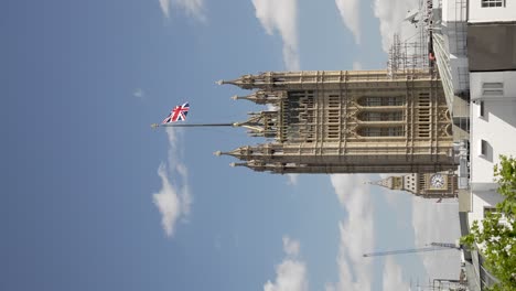 Atemberaubende-Aussicht-Auf-Den-Victoria-Tower-Mit-Wehender-Union-Jack-Flagge