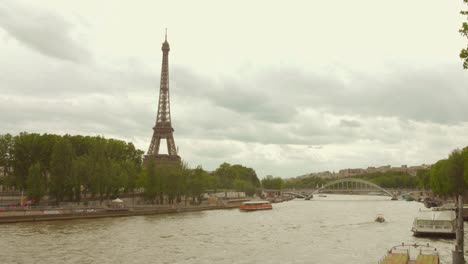 Torre-Eiffel-Y-El-Río-Sena-En-Un-Día-Nublado-En-París