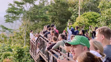 La-Atracción-Turística-Punthuk-Setumbu-Está-Repleta-De-Visitantes-Disfrutando-Del-Amanecer