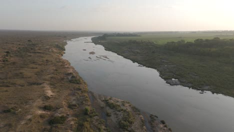 Descenso-Lento-De-Drones-Hacia-El-Río-Cocodrilo-Estacional-En-El-Parque-Nacional-Kruger