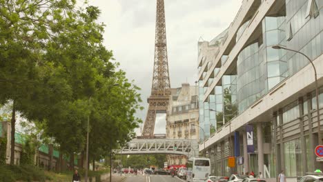 Der-Eiffelturm-Steht-Hoch-Im-Herzen-Von-Paris-Mit-Modernen-Gebäuden-Und-Grünen-Bäumen-Rundherum