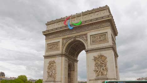 The-Arc-de-Triomphe-in-Paris-adorned-for-the-Paralympic-Games-on-a-cloudy-day