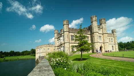 Langsamer-Zeitraffer-Der-Ziehenden-Wolken-Im-Innenhof-Des-Leeds-Castle-In-Kent,-England,-Großbritannien