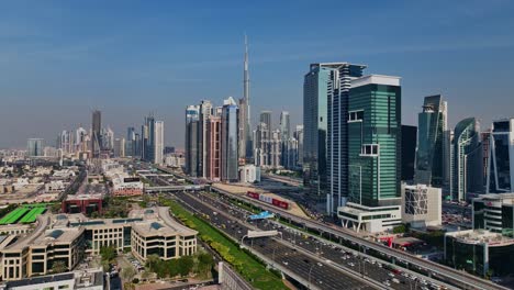 Toma-De-Drones-De-La-Vista-Del-Horizonte-De-Dubai-Desde-La-Bahía-De-Negocios-Sobre-El-Canal-De-Agua-De-Dubai