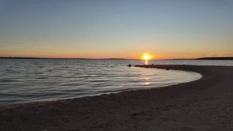 Playa-Con-Figura-Solitaria-Vrsi-En-El-Atardecer-Del-Condado-De-Zadar