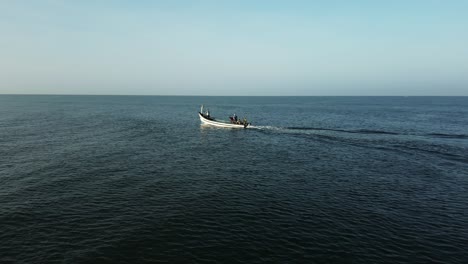 Hombres-Pescadores-En-Su-Dungi-Yendo-A-Trabajar-Por-La-Mañana-En-Goa,-India