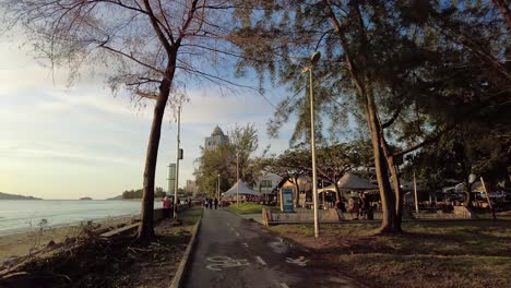 La-Mejor-Vista-Del-Atardecer-En-Sabah,-Con-Una-Playa-Y-Un-Parque-Muy-Hermosos