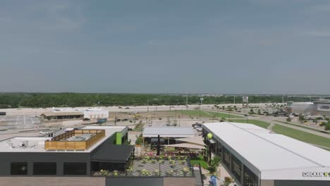 Una-Vista-Aérea-Por-Drones-Del-Destino-De-Deportes,-Cenas-Y-Entretenimiento-En-Interiores-Y-Exteriores,-Chicken-N-Pickle,-En-Webster,-Texas