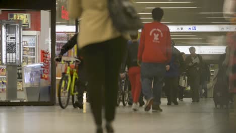 Verschwommene-Menschenmenge-In-Einer-Belebten-U-Bahnstation,-Dynamische-Bewegung-Fängt-Die-Hektik-Des-Stadtlebens-Ein,-Geringe-Schärfentiefe