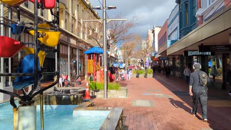 Vista-De-La-Calle-Popular-De-Cuba-Con-Compradores-Y-La-Icónica-Fuente-De-Cubo-En-El-Centro-De-La-Ciudad-De-Wellington,-Nueva-Zelanda-Aotearoa