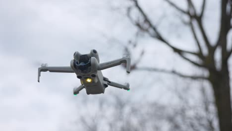 Primer-Plano-De-Un-Mini-Dron-Ligero-Volando-En-El-Aire-En-El-Parque,-Estático,-Día