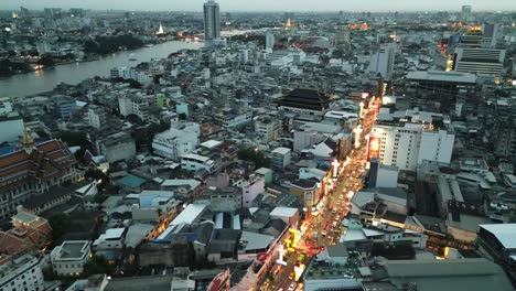 Drone-Acercándose-Al-Famoso-Distrito-De-China-Town-Con-Comida-Callejera-E-Iluminado-Por-La-Noche-Con-Letreros-De-Neón