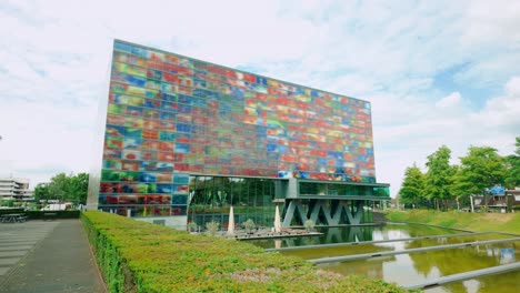 Las-Imágenes-Capturan-La-Arquitectura-Moderna-Y-Colorida-Del-Edificio-De-Imagen-Y-Sonido-En-Hilversum.