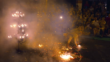 Espectáculo-Tradicional-Balinés-De-Danza-Del-Fuego-Tari-Kecak:-Lanzamiento-De-Mono-Al-Aire-Quemando-Partes-En-Ji