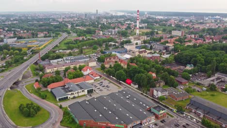 Luftaufnahme-Des-Stadtgebiets-Mit-Autobahn-Und-Industriegebäuden