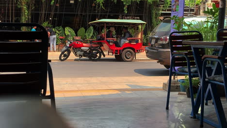 Tuk-Tuk-Estacionario-Frente-Al-Restaurante-En-Siem-Reap,-Posibilidad-Remota