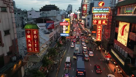 Luftaufnahme-Der-Yaowarat-Road-In-Chinatown,-Einem-Berühmten-Wahrzeichen-Mit-Straßenimbissständen-Und-Neonschildern