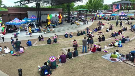 Vuelo-Con-Drones-Sobre-Tacos-Y-Evento-De-Tequila-En-Una-Ciudad-Estadounidense-Con-Escenario-Y-Niños-Jugando