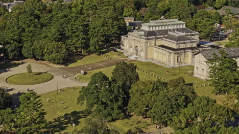 Nara-Japón-Aéreo-V3-Con-Zoom-Sobrevuelo-Con-Drones-Noboriojicho-Capturando-El-Museo-Nacional-De-Nara,-Mostrando-Su-Elegante-Arquitectura-Clásica-En-Medio-De-Una-Exuberante-Vegetación---Filmado-Con-Mavic-3-Pro-Cine---Octubre-De-2023