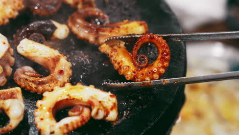 La-Mano-Del-Chef-Asa-Calamares-En-Un-Plato-De-Piedra-Caliente-Para-Obtener-Un-Manjar-Exquisito.