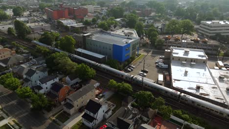 Una-Vista-Aérea-De-Un-Tren-Ferroviario-De-Long-Island-En-Movimiento-En-Un-Día-Soleado