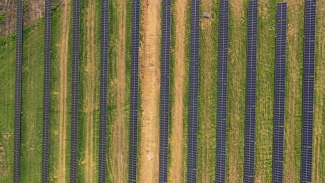 Vista-De-Arriba-Hacia-Abajo-De-Las-Filas-De-Paneles-Solares-En-Un-Sitio-De-Producción-De-Energía-Solar.