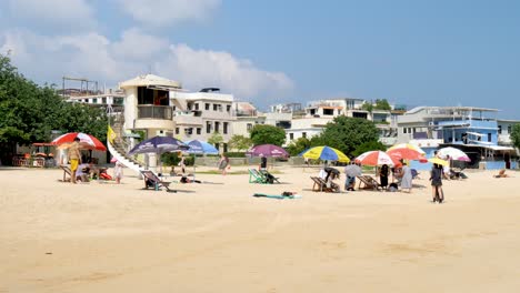 Bewohner-Genießen-Entspannende-Ausflüge-Am-Shek-O-Beach,-Sonniges-Wetter